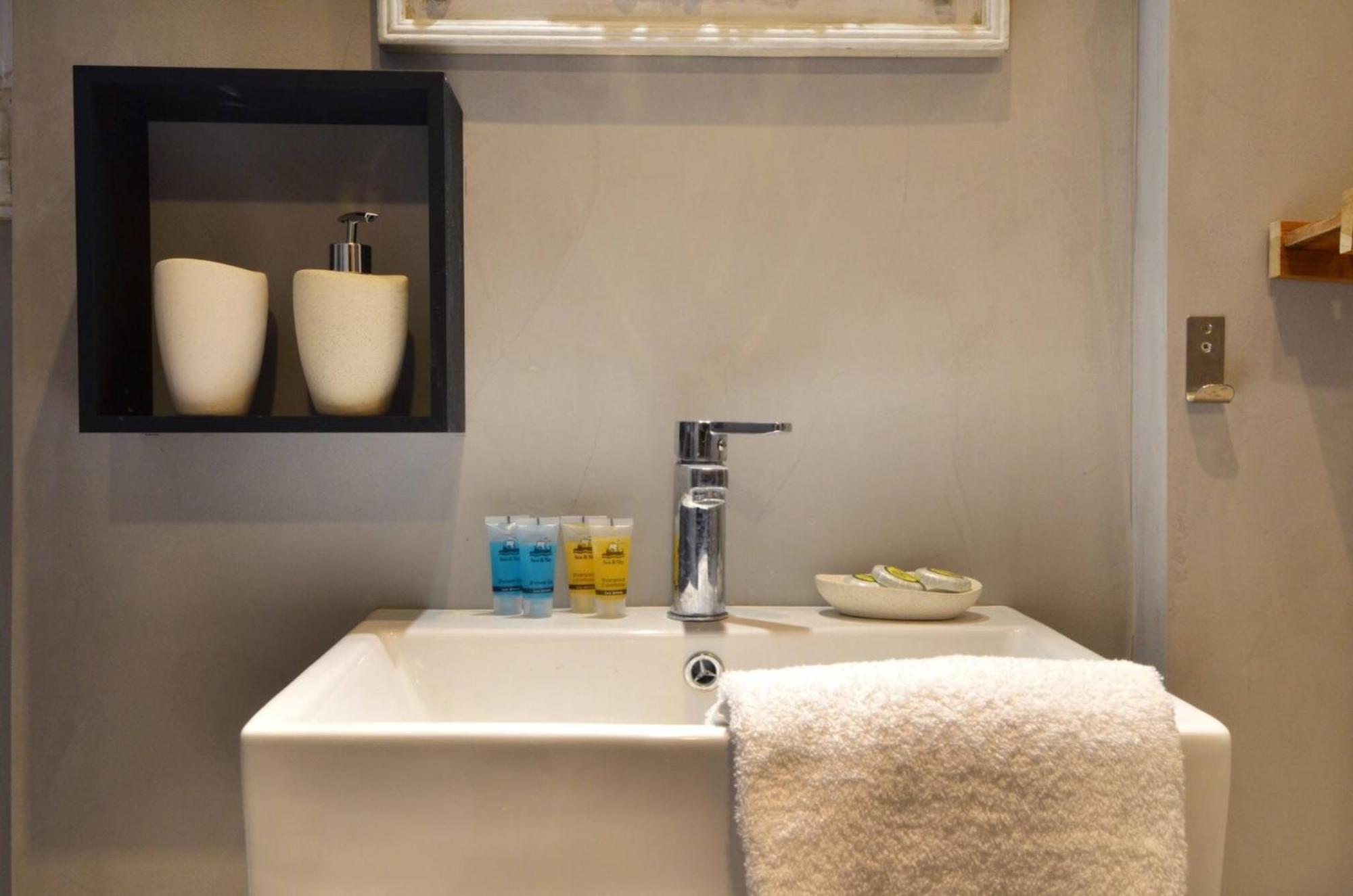 A Modern Rustic Cosy Apartment At The Foot Of Mount Lycabettus Atene Esterno foto
